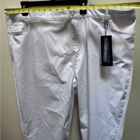 Base Level NEW Joya Curvy Mid Rise Slim Fit Straight Leg White Jeans Pant 26 28 - Picture 13 of 16